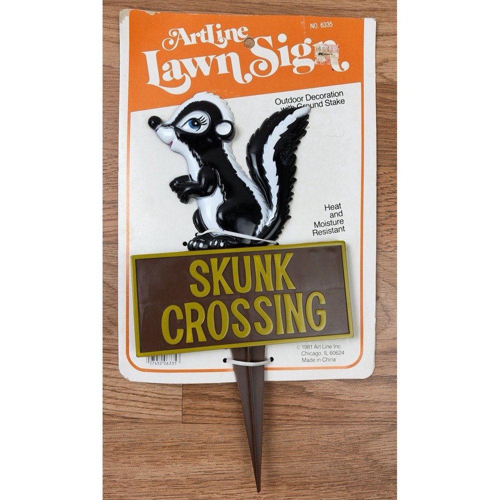 Vintage Art Line Lawn Sign Outdoor Garden Stake Skunk Crossing Plastic 1981 NEW